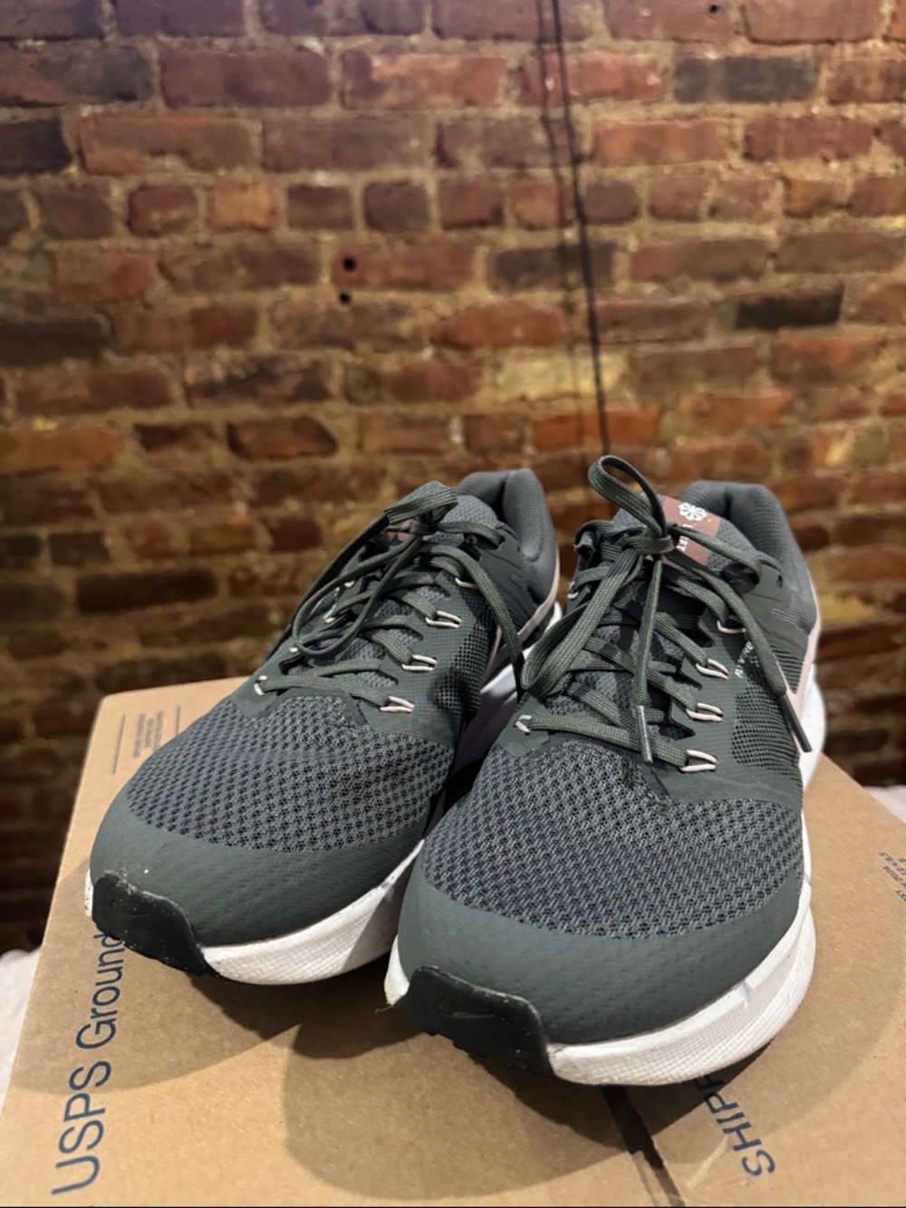 Nike Women's Running Shoes in Gray and Light Pink - Picture 3 of 8